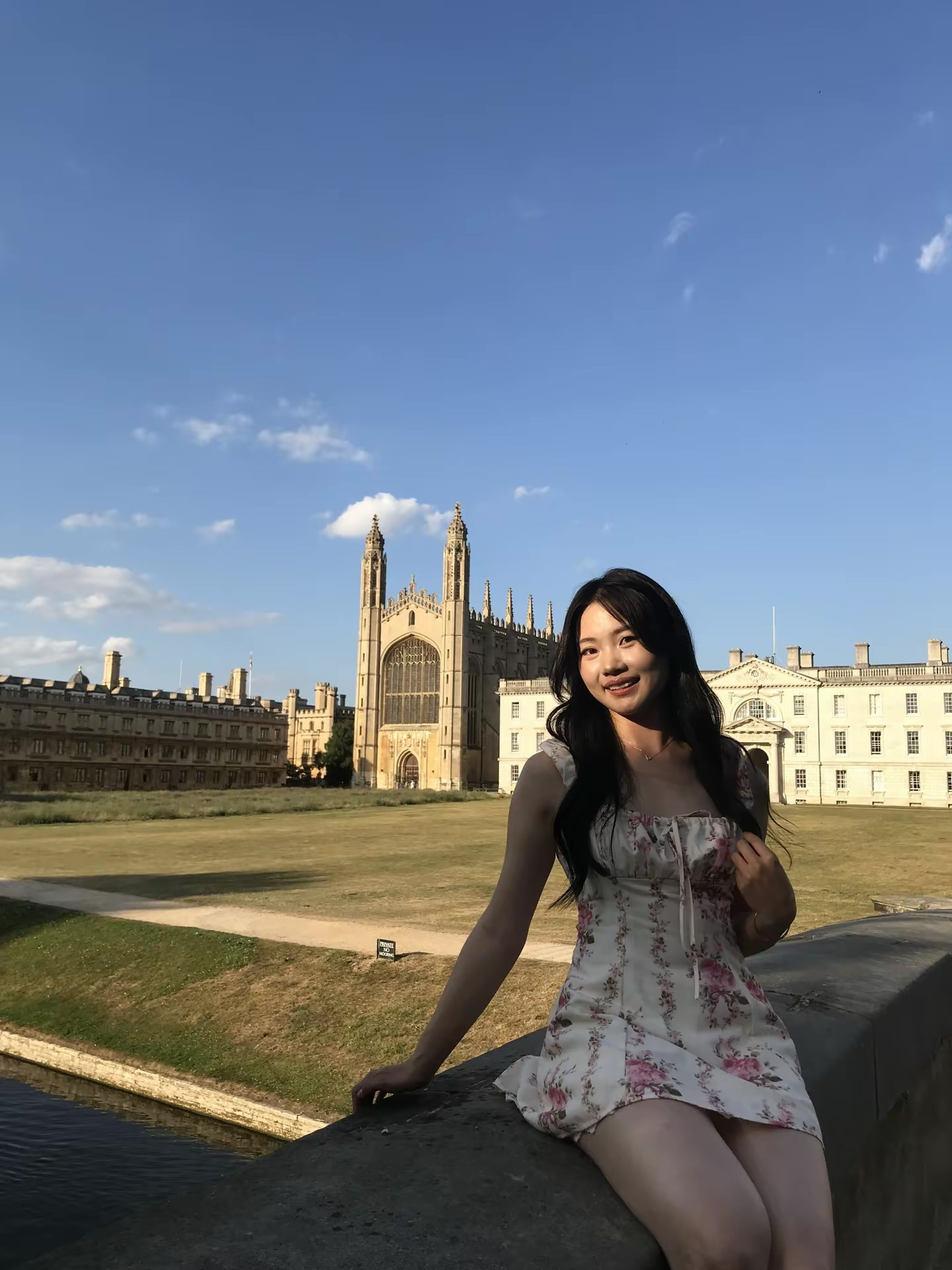 秦怡浓穿碎花裙坐在康河石栏边,身后是国王学院礼拜堂与庭院